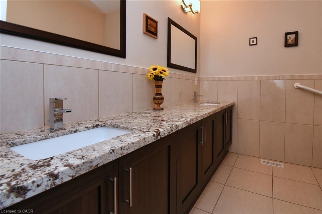 4-288 Main Street E, Grimsby, ON - Indoor Photo Showing Bathroom