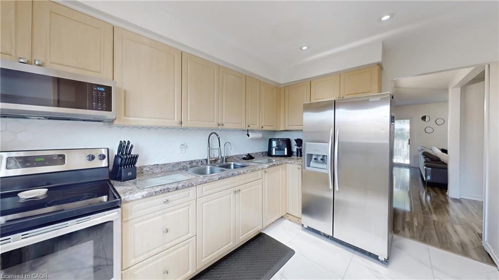 32-52 Adelaide Street, Barrie, ON - Indoor Photo Showing Kitchen With Double Sink