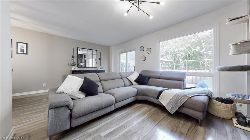 32-52 Adelaide Street, Barrie, ON - Indoor Photo Showing Living Room