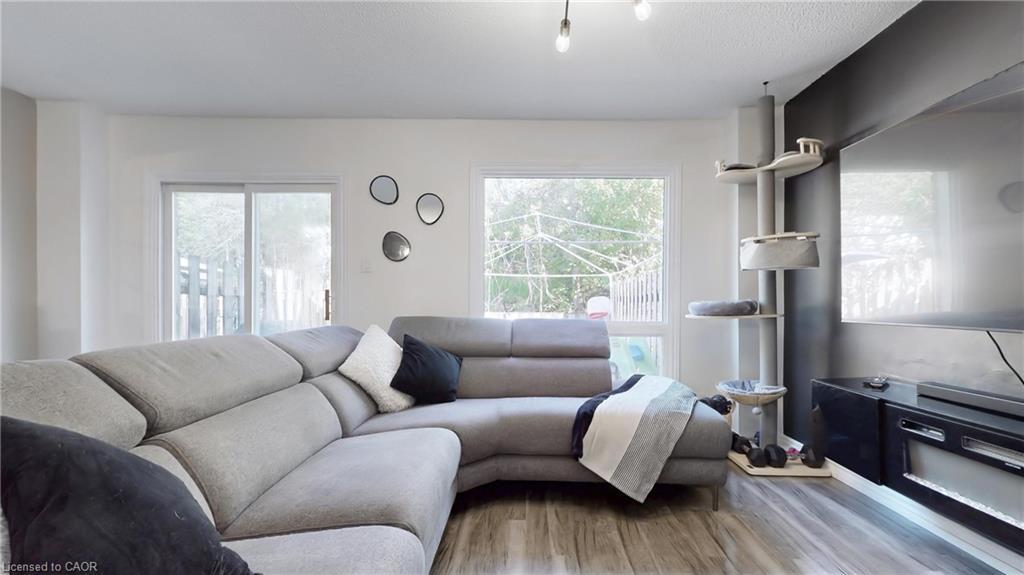 32-52 Adelaide Street, Barrie, ON - Indoor Photo Showing Living Room