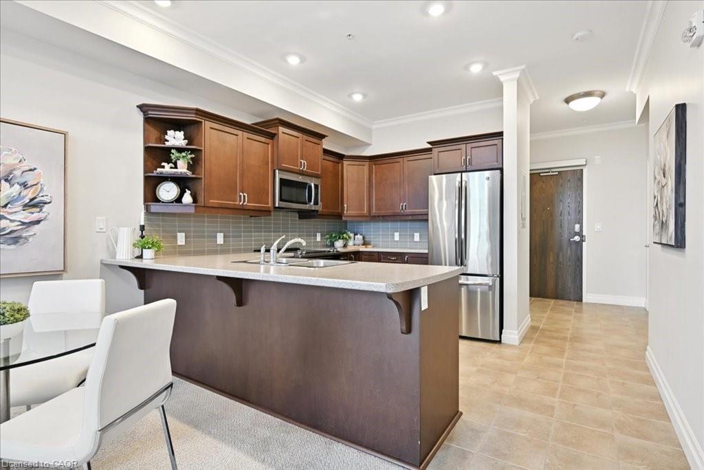 607-3290 New Street, Burlington, ON - Indoor Photo Showing Kitchen With Upgraded Kitchen