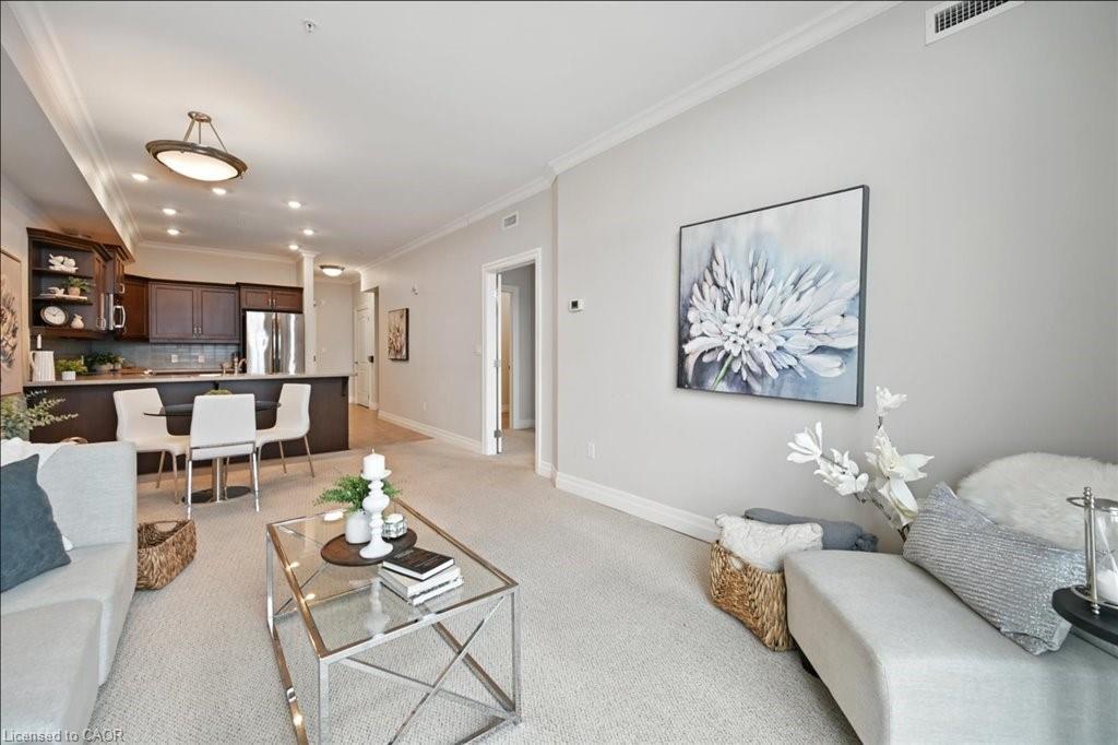607-3290 New Street, Burlington, ON - Indoor Photo Showing Living Room