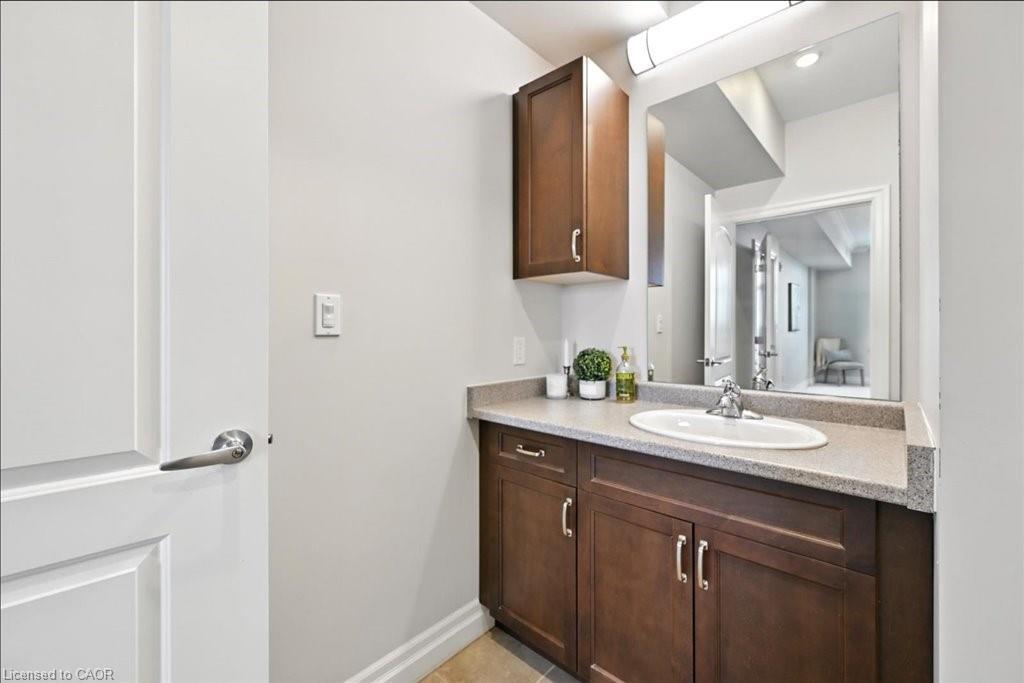 607-3290 New Street, Burlington, ON - Indoor Photo Showing Bathroom