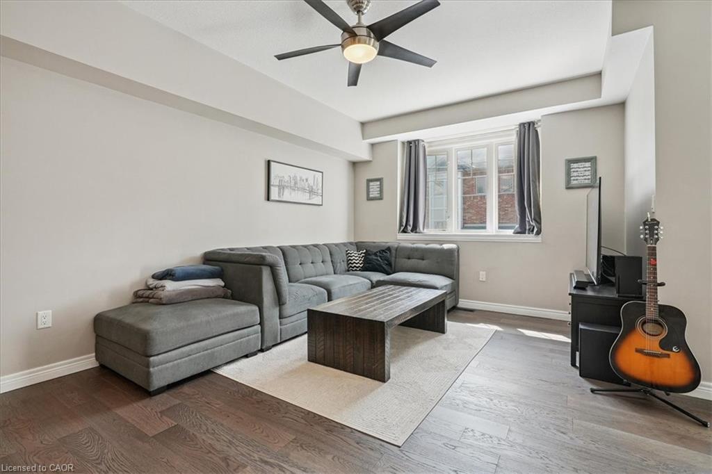 69-6 Chestnut Drive, Grimsby, ON - Indoor Photo Showing Living Room