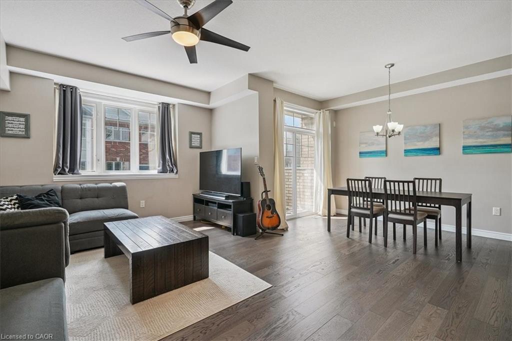 69-6 Chestnut Drive, Grimsby, ON - Indoor Photo Showing Living Room