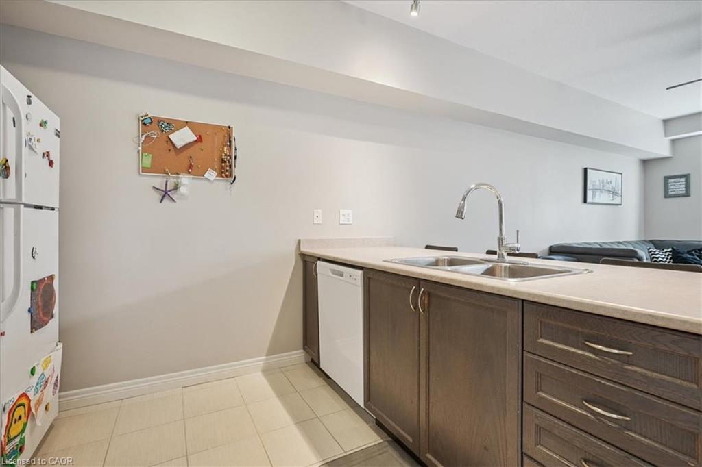 69-6 Chestnut Drive, Grimsby, ON - Indoor Photo Showing Kitchen With Double Sink