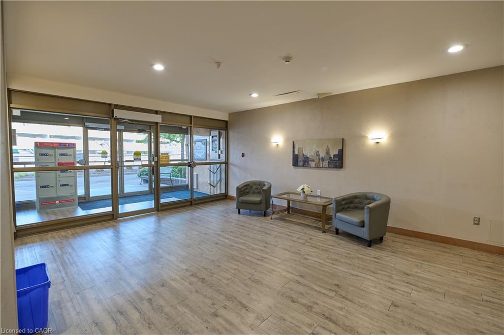 909-3227 King Street, Kitchener, ON - Indoor Photo Showing Other Room