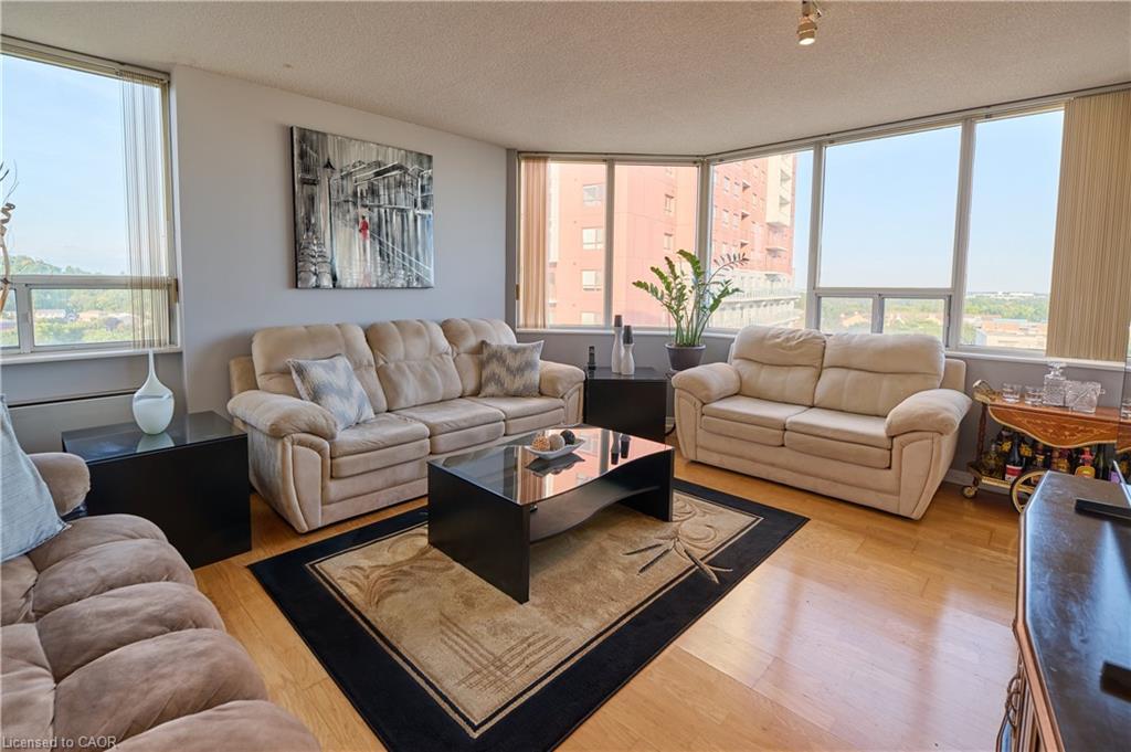 909-3227 King Street, Kitchener, ON - Indoor Photo Showing Living Room