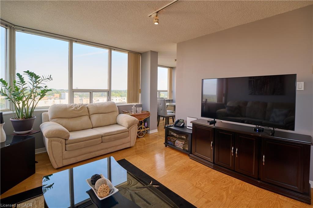 909-3227 King Street, Kitchener, ON - Indoor Photo Showing Living Room