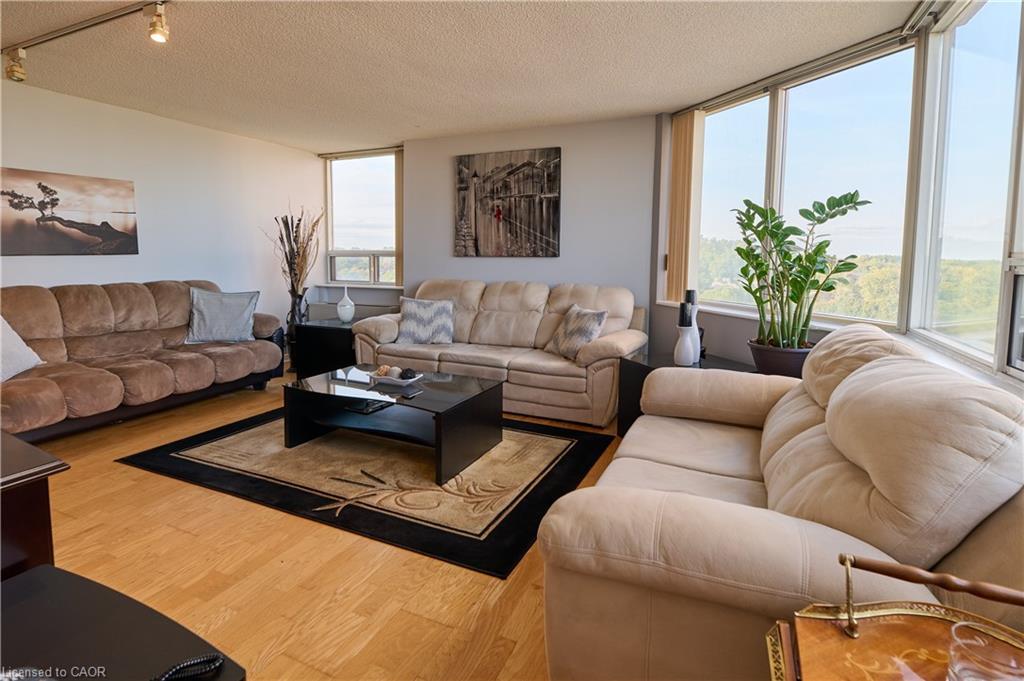 909-3227 King Street, Kitchener, ON - Indoor Photo Showing Living Room