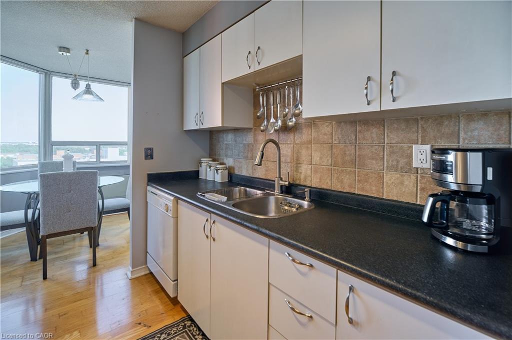 909-3227 King Street, Kitchener, ON - Indoor Photo Showing Kitchen With Double Sink