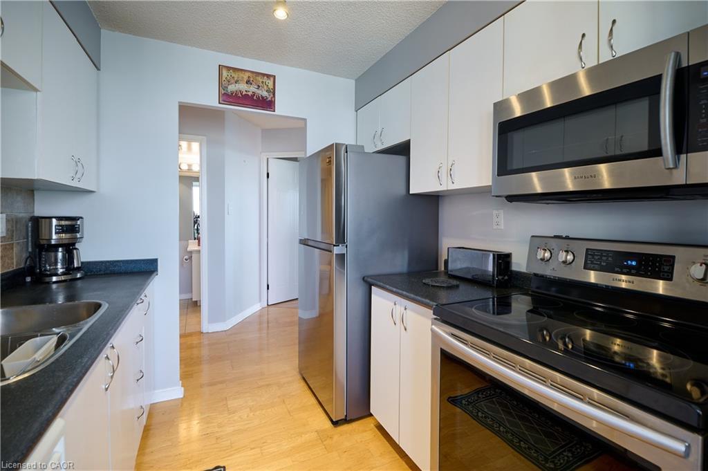 909-3227 King Street, Kitchener, ON - Indoor Photo Showing Kitchen