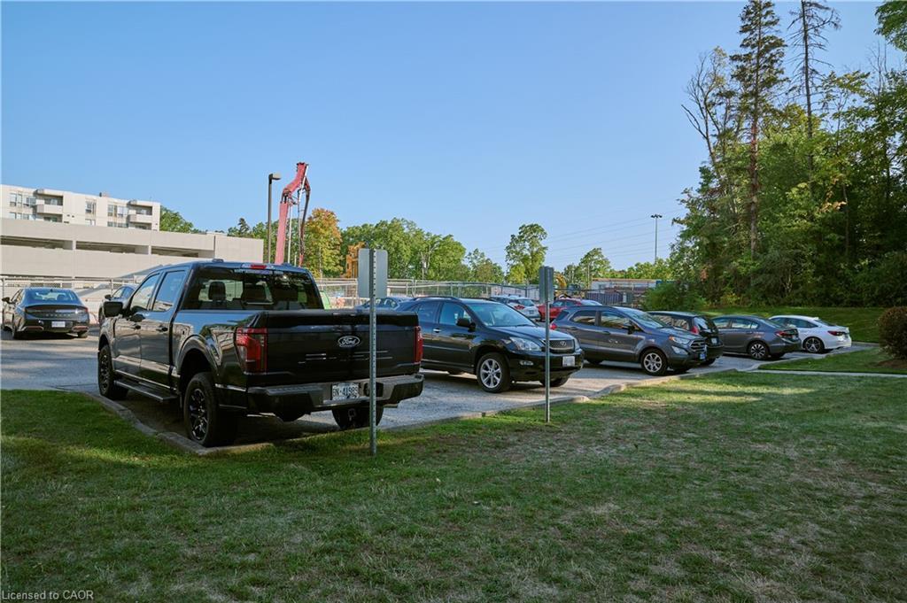 909-3227 King Street, Kitchener, ON - Outdoor