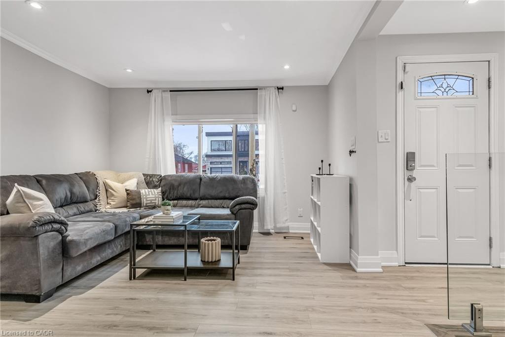 1034 Meredith Avenue, Mississauga, ON - Indoor Photo Showing Living Room