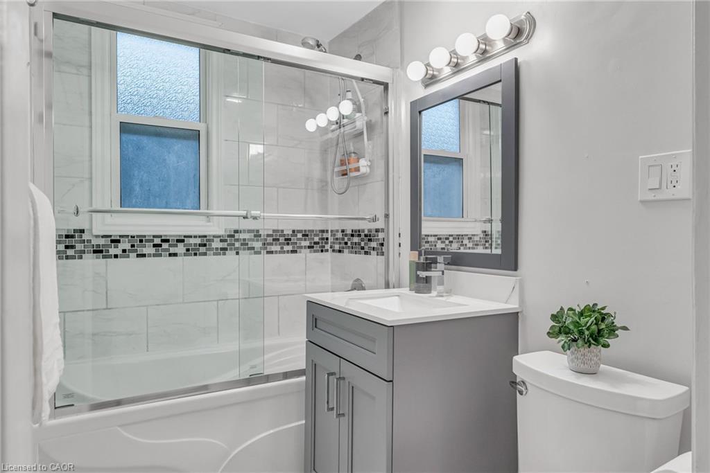1034 Meredith Avenue, Mississauga, ON - Indoor Photo Showing Bathroom