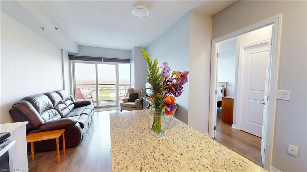 304-560 North Service Road, Grimsby, ON - Indoor Photo Showing Living Room