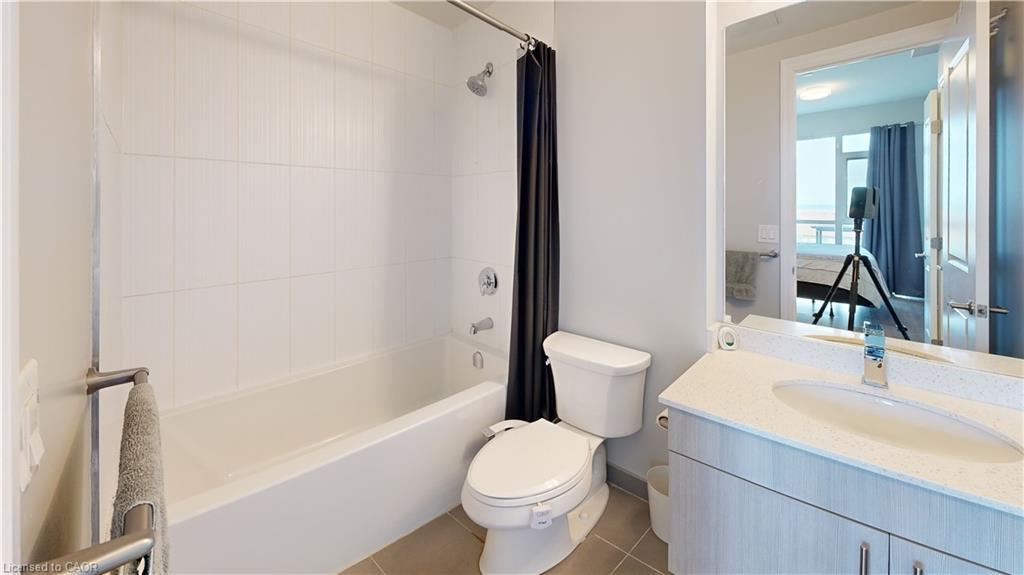 304-560 North Service Road, Grimsby, ON - Indoor Photo Showing Bathroom