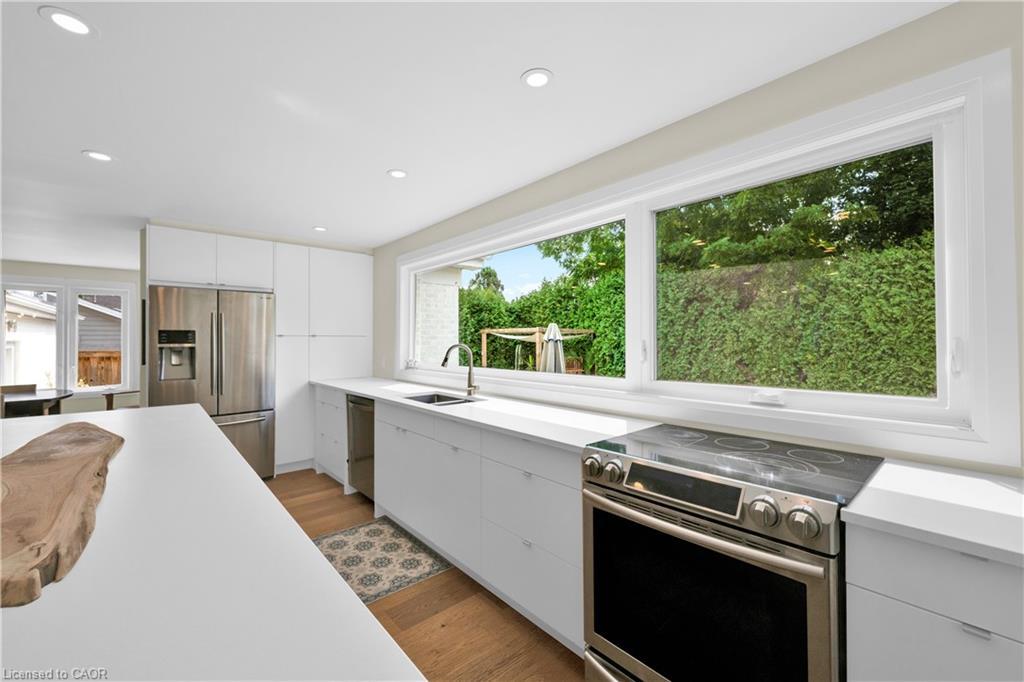 912 Boothman Avenue, Burlington, ON - Indoor Photo Showing Kitchen