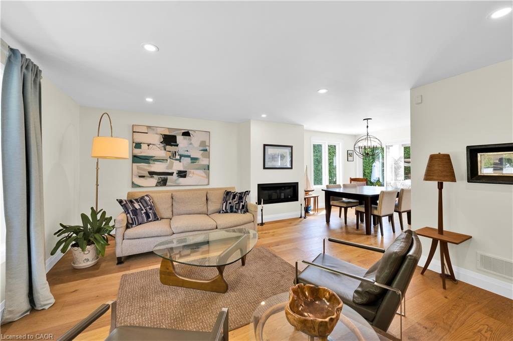 912 Boothman Avenue, Burlington, ON - Indoor Photo Showing Living Room