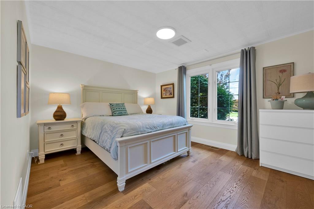 912 Boothman Avenue, Burlington, ON - Indoor Photo Showing Bedroom