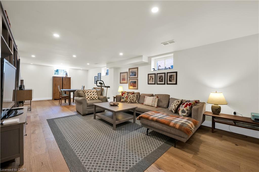 912 Boothman Avenue, Burlington, ON - Indoor Photo Showing Living Room