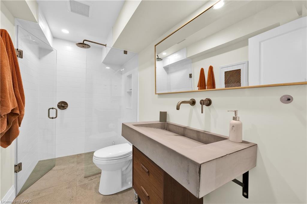 912 Boothman Avenue, Burlington, ON - Indoor Photo Showing Bathroom