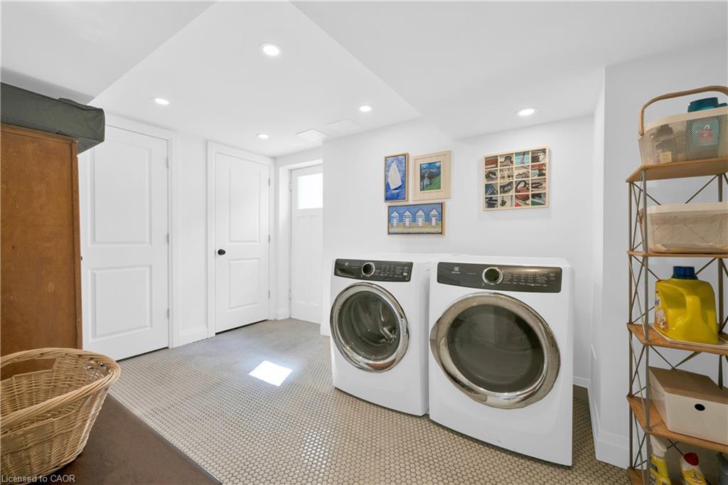 912 Boothman Avenue, Burlington, ON - Indoor Photo Showing Laundry Room