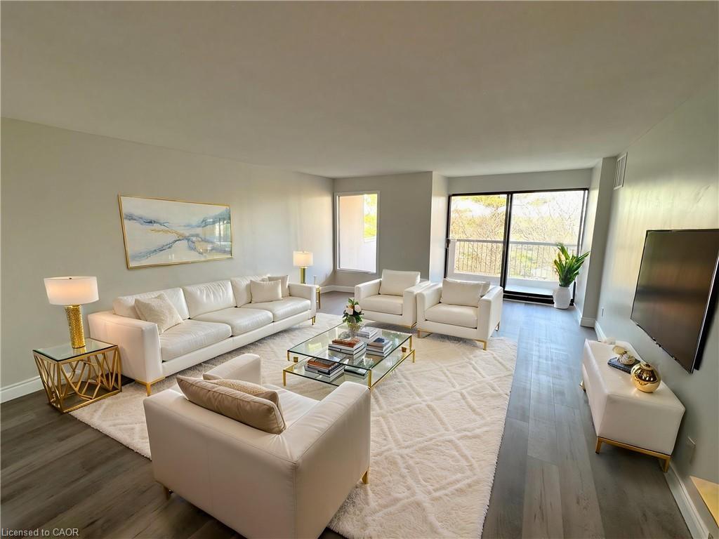508-260 Sheldon Avenue N, Kitchener, ON - Indoor Photo Showing Living Room
