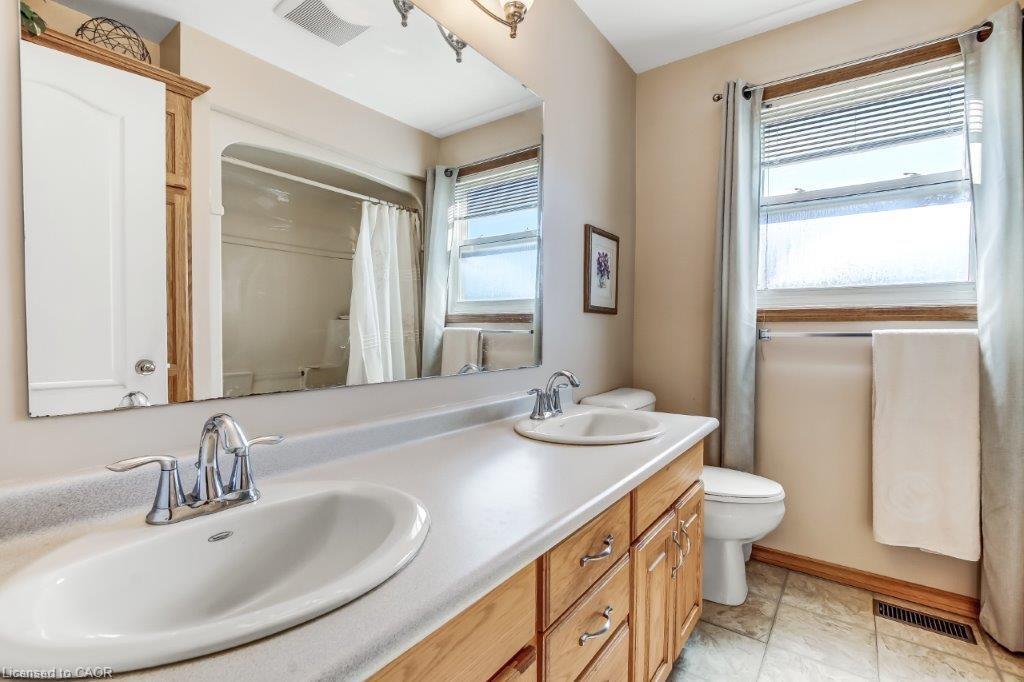 2 Falls Crescent, Simcoe, ON - Indoor Photo Showing Bathroom