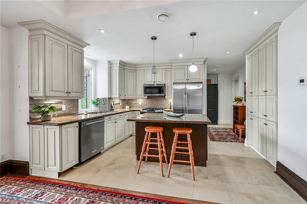 Ph41-86 Herkimer Street, Hamilton, ON - Indoor Photo Showing Kitchen With Upgraded Kitchen