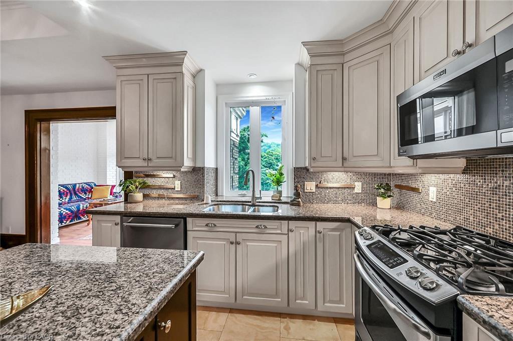 Ph41-86 Herkimer Street, Hamilton, ON - Indoor Photo Showing Kitchen With Double Sink With Upgraded Kitchen