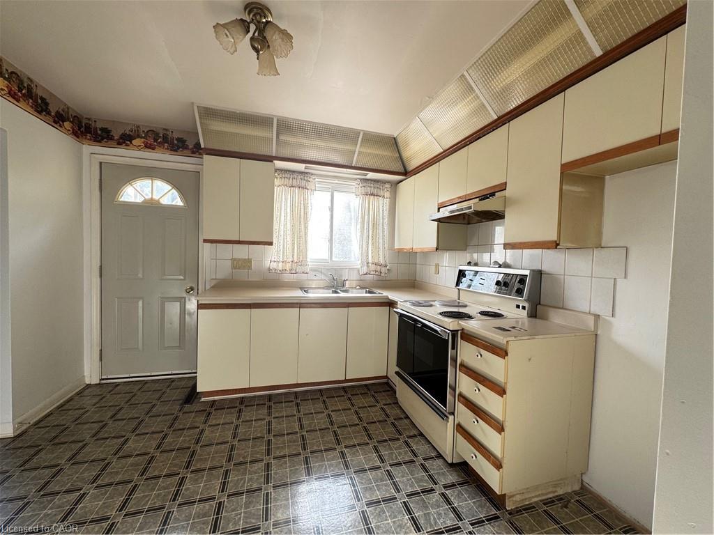 176 Laurier Avenue, Hamilton, ON - Indoor Photo Showing Kitchen