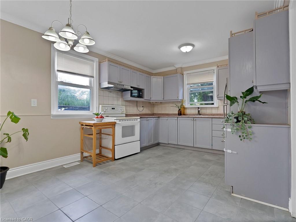 210 East 24Th Street, Hamilton, ON - Indoor Photo Showing Kitchen