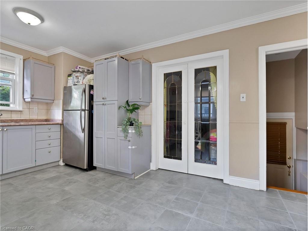 210 East 24Th Street, Hamilton, ON - Indoor Photo Showing Kitchen