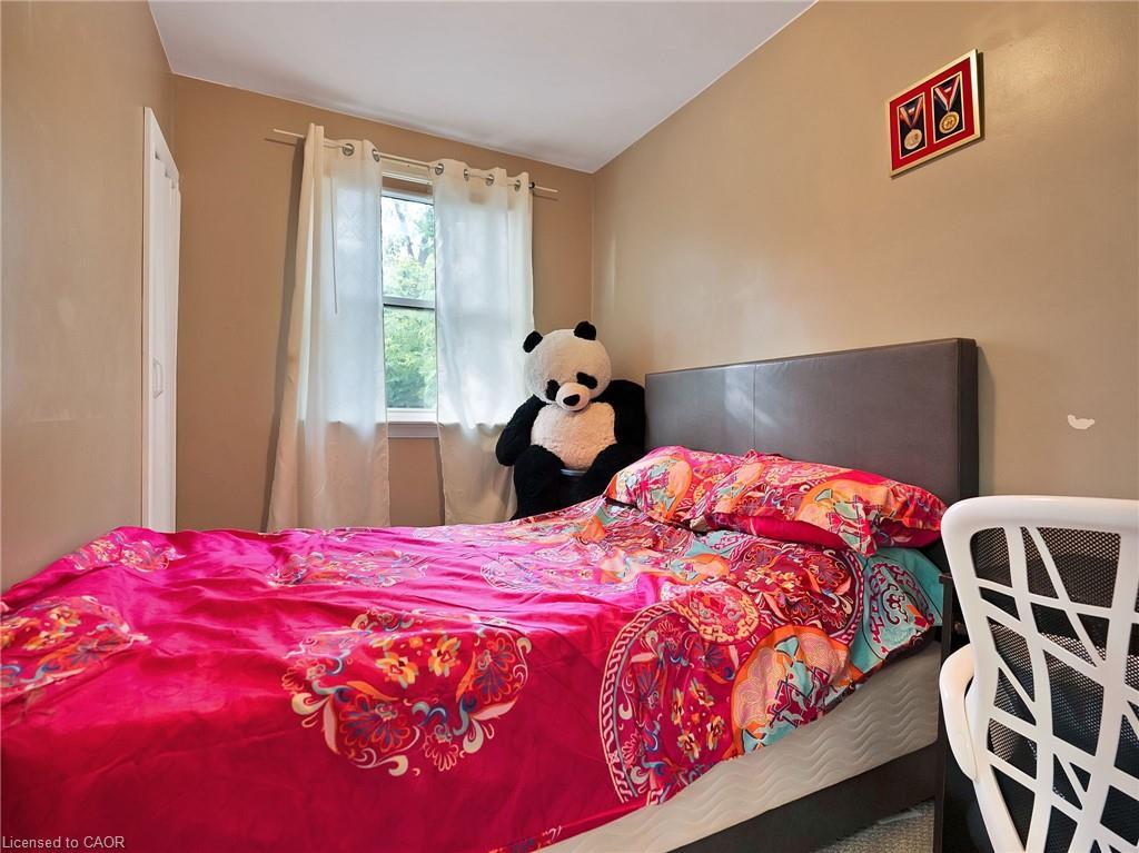 210 East 24Th Street, Hamilton, ON - Indoor Photo Showing Bedroom