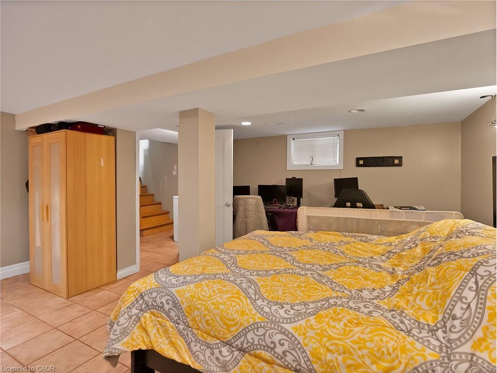 210 East 24Th Street, Hamilton, ON - Indoor Photo Showing Bedroom