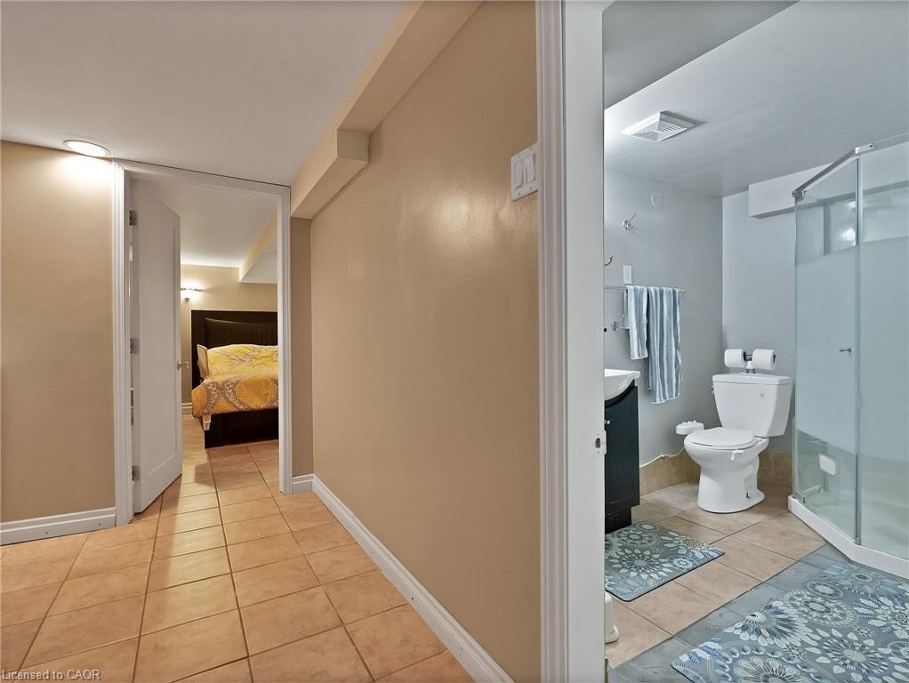 210 East 24Th Street, Hamilton, ON - Indoor Photo Showing Bathroom
