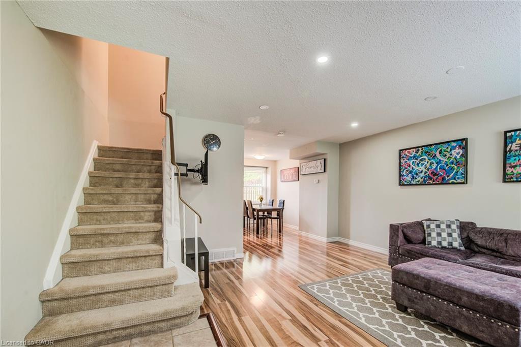 16-165 Green Valley Drive, Kitchener, ON - Indoor Photo Showing Living Room
