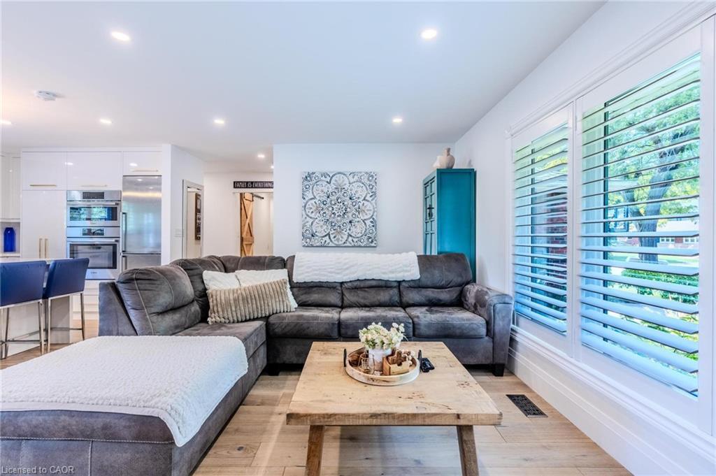 23 West Hampton Road, St. Catharines, ON - Indoor Photo Showing Living Room