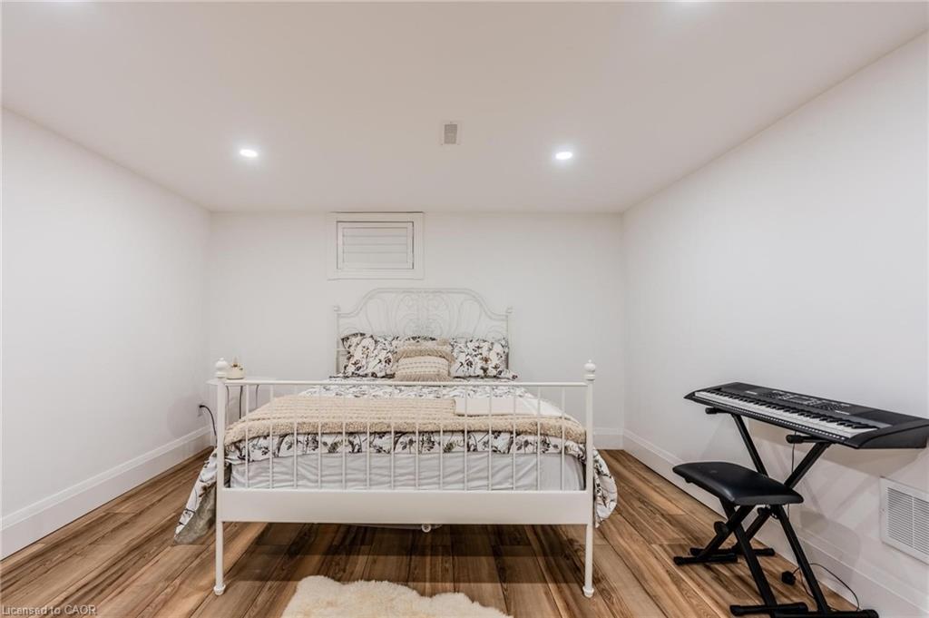 23 West Hampton Road, St. Catharines, ON - Indoor Photo Showing Bedroom