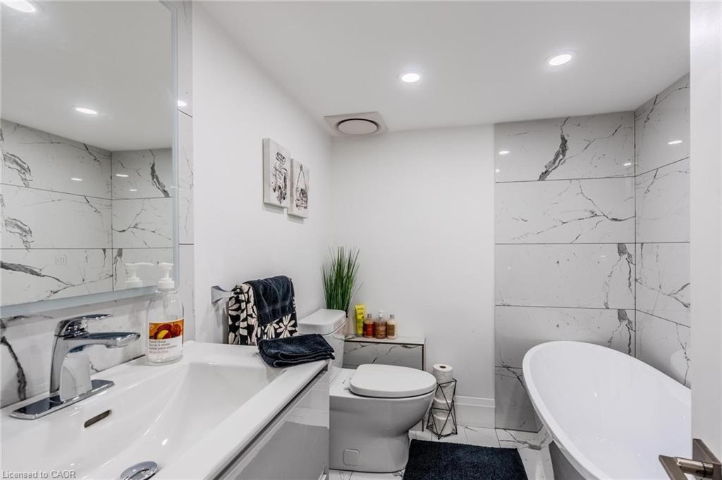 23 West Hampton Road, St. Catharines, ON - Indoor Photo Showing Bathroom