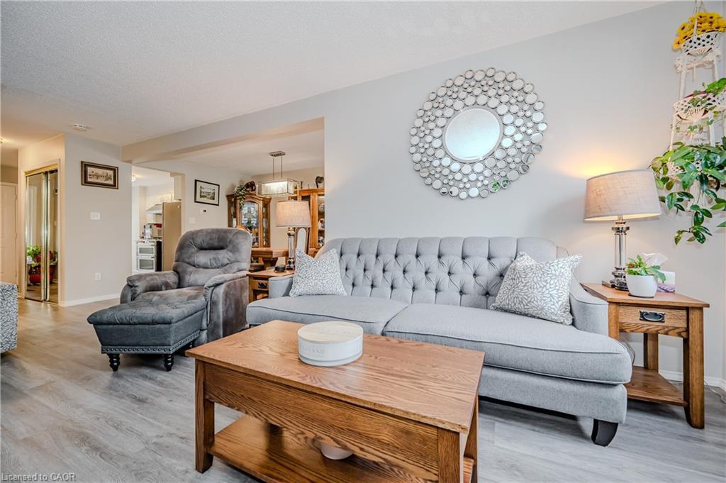 21-38 Elora Drive, Hamilton, ON - Indoor Photo Showing Living Room