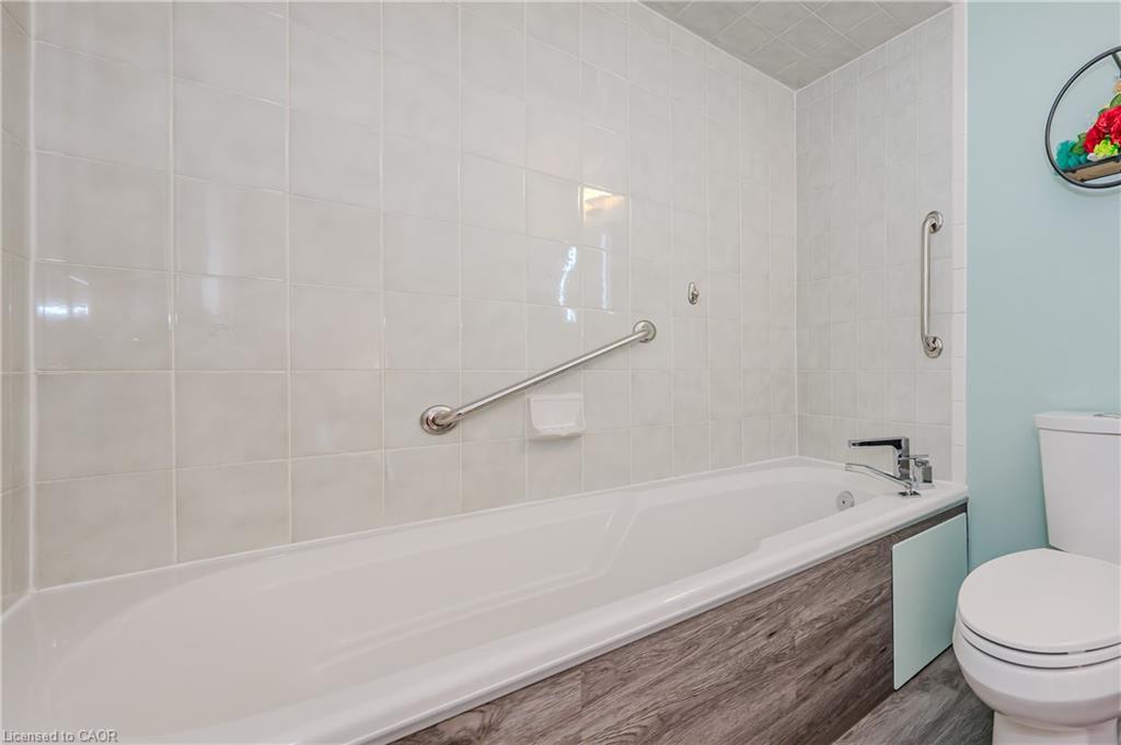 21-38 Elora Drive, Hamilton, ON - Indoor Photo Showing Bathroom