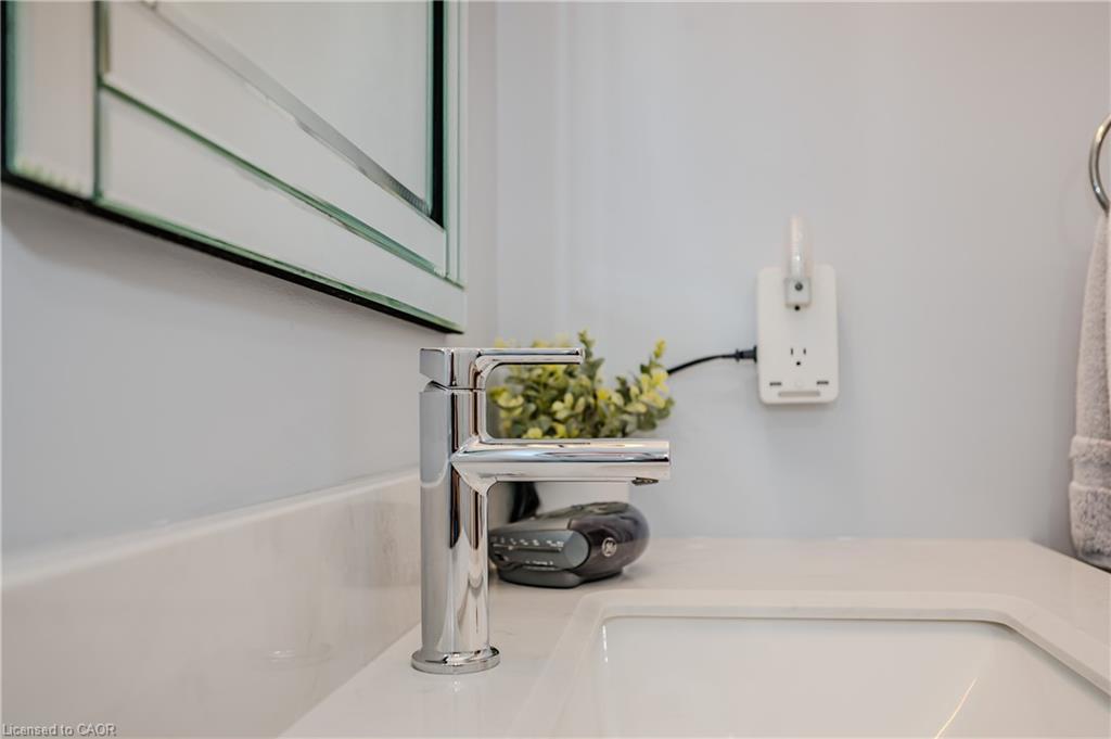 21-38 Elora Drive, Hamilton, ON - Indoor Photo Showing Bathroom