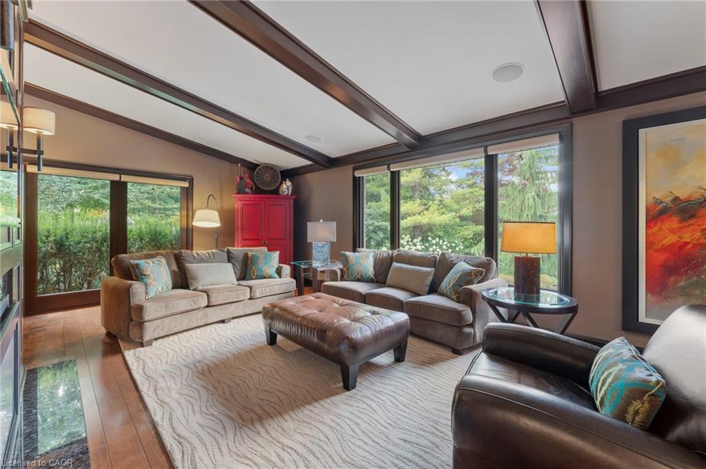 25 Sunset Drive, Simcoe, ON - Indoor Photo Showing Living Room