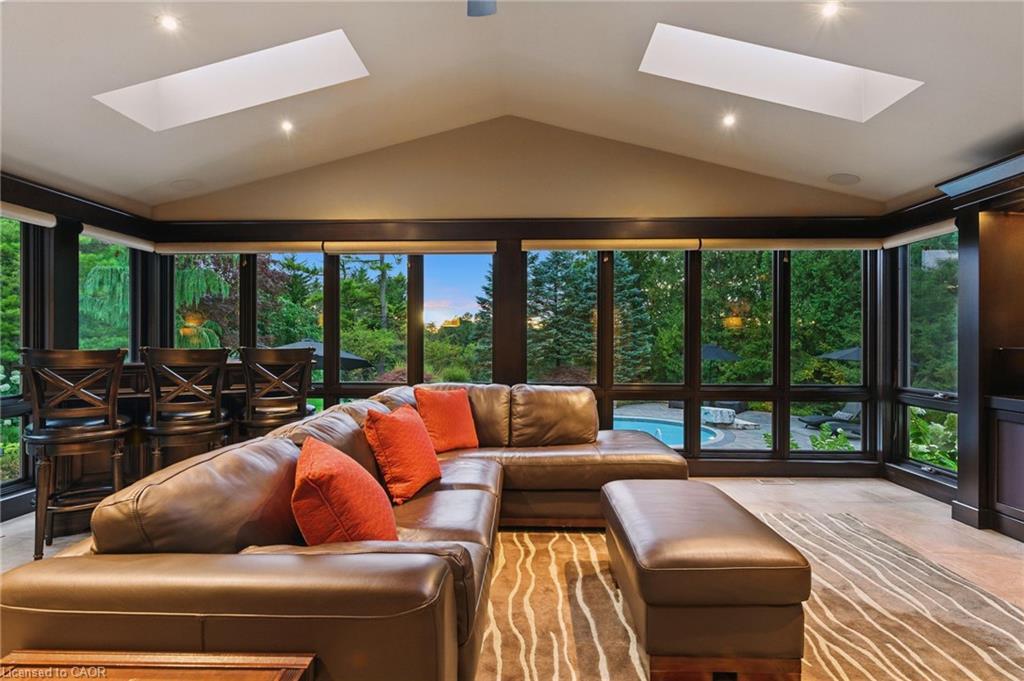 25 Sunset Drive, Simcoe, ON - Indoor Photo Showing Living Room