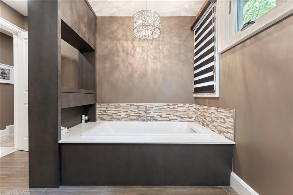 25 Sunset Drive, Simcoe, ON - Indoor Photo Showing Bathroom