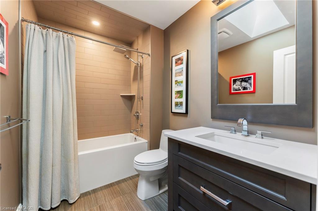 25 Sunset Drive, Simcoe, ON - Indoor Photo Showing Bathroom
