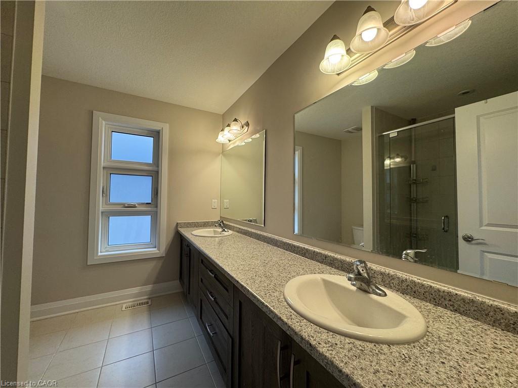 Upper Level-14 Sportsman Hill Street, Kitchener, ON - Indoor Photo Showing Bathroom