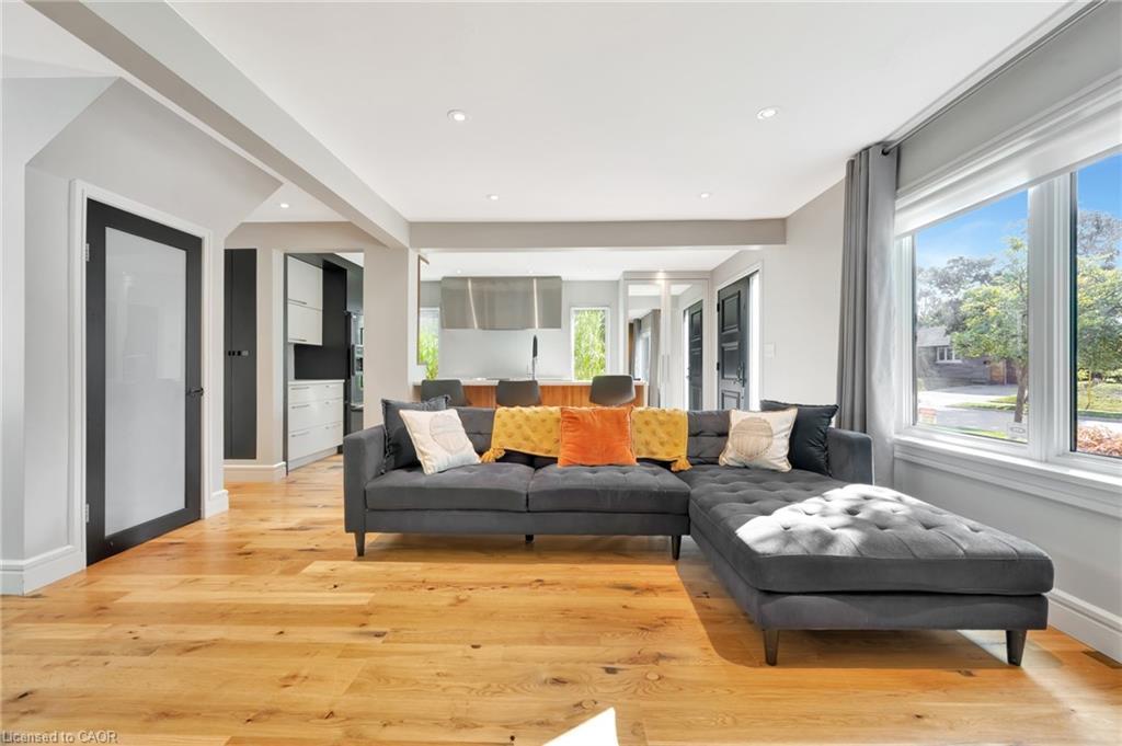 254 Pinewood Place, Waterloo, ON - Indoor Photo Showing Living Room